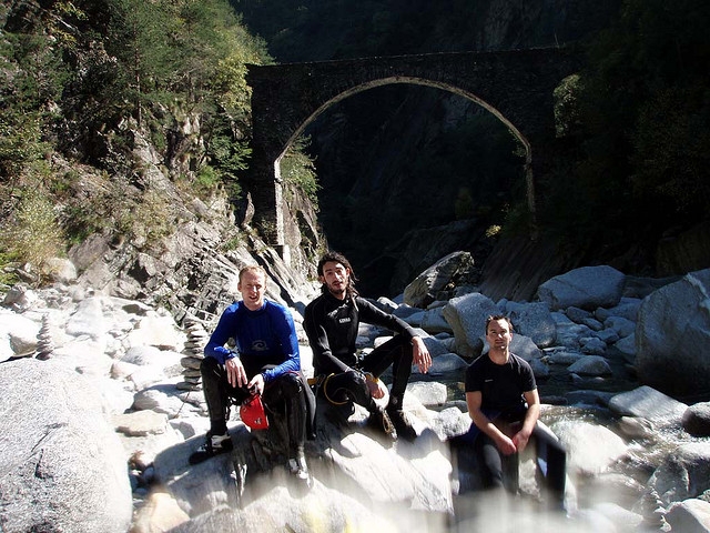 grupo en el barranco.jpg